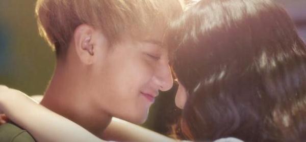 《夜星空》郑柏旭恋爱太黏人，日常抱住真真要亲亲，网友：我酸了