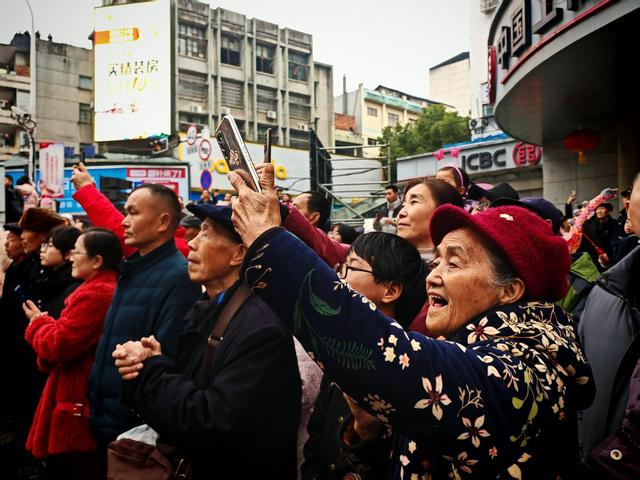 正月十五张家界全民狂欢,国际友人也来“闹”元宵