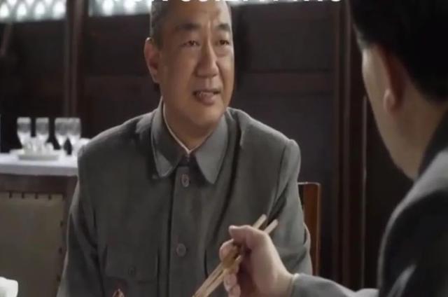 55岁董勇巴黎被偶遇，满头白发长胡子又老又胖，妻女玩手机太入迷