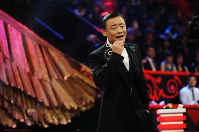 54岁周立波近况曝光,身材发福靠商演捞金,拄拐棍行走表情痛苦