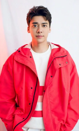 李易峰：父母眼里的大孝子，34岁仍未婚