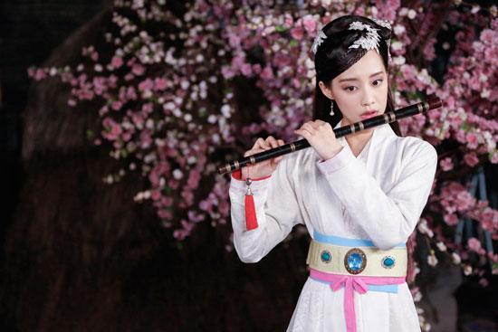 袁百梓卉《大侠日天》白衣清新 展现多面魅力