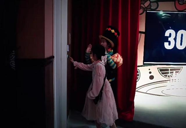 马伊琍小女儿11岁生日，文君竹晒合影为妹妹庆生，妹妹身高优越