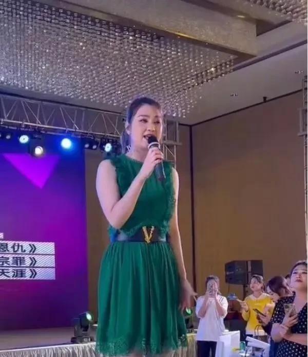 朱茵街头商演被骂！网友：她缺钱吗？年纪这么大了还接乡村小商演