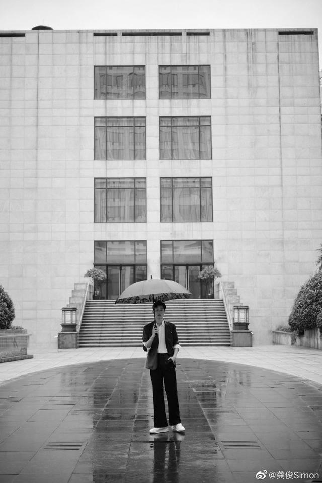 龚俊雨中撑伞氛围感大片 帅气十足