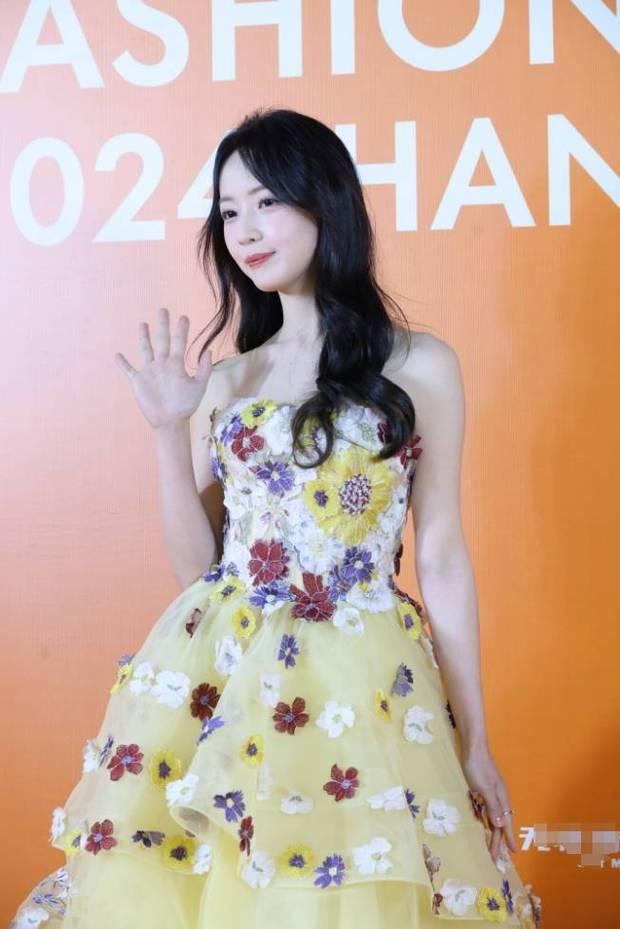 秦牛正威官宣分手后首亮相 穿抹胸花裙气色好