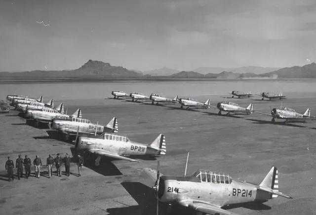 他是新中国首位少数民族飞行员，朝鲜战争时期，飞行装具从未离手