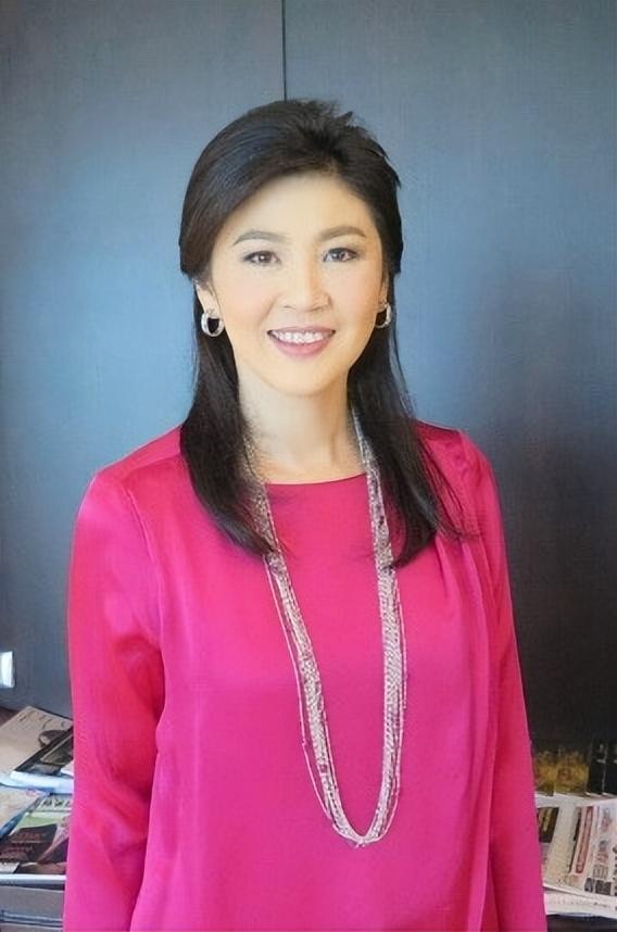 55岁英拉很幸福：全家在迪拜庆祝泼水节，18岁儿子和舅舅一个模子