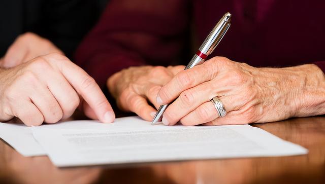 她是身价千万的女强人,无儿无女,晚年资产被保姆转移,落魄无助