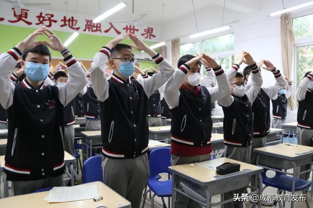 直击成都高二、初二开学第一课，一场致敬逆行的爱国教育