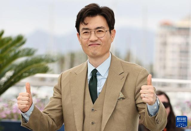 戛纳电影节：韩国影片《老手2》主创亮相拍照式