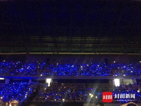 不惧暴雨倾盆 成都歌迷“游泳”去听五月天