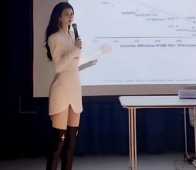 上海某高校女老师走红，外表神似“芭比娃娃”，男生都不敢直视