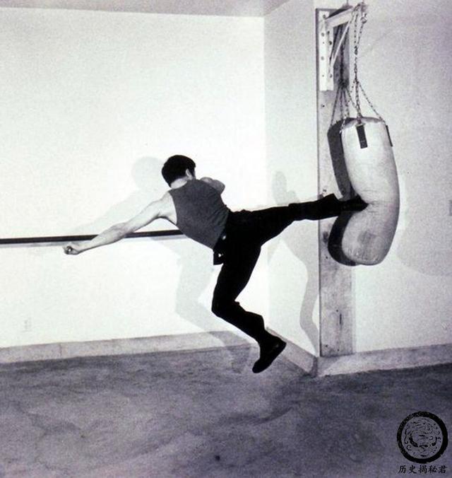 一组李小龙的珍贵训练照:背部肌肉夸张,图九放大后让人惊叹