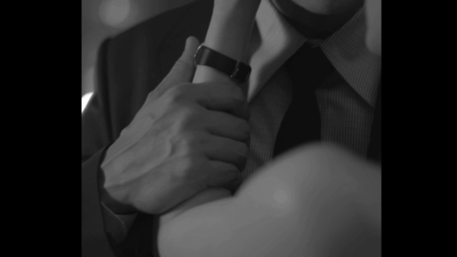 陈伟霆赵露思吻戏好欲,深V黑西装+金丝眼镜,绝对性张力拉满!