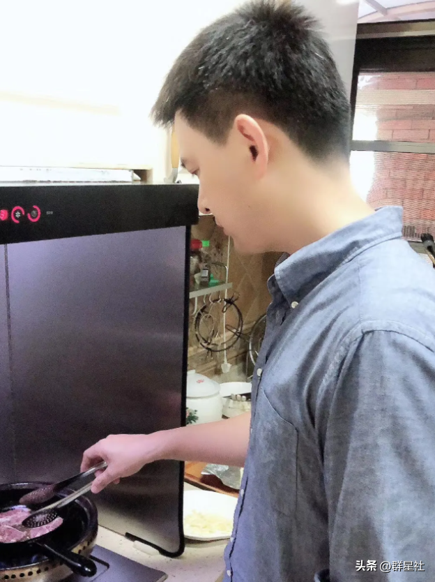 湖南主播魏哲浩:妻子是大美女,相恋11年领证,结婚13年育有两女