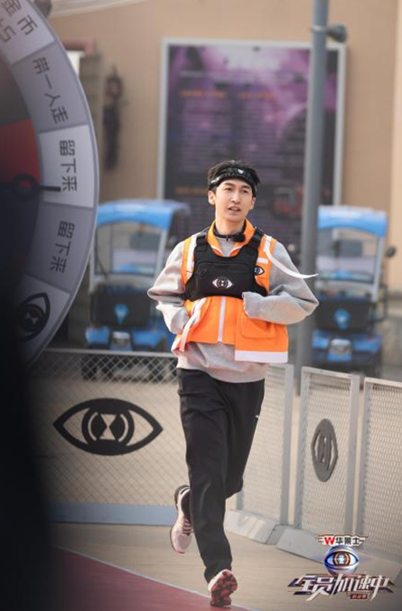 《全员加速中•对战季》开启金币大战，黄子弘凡以一敌五