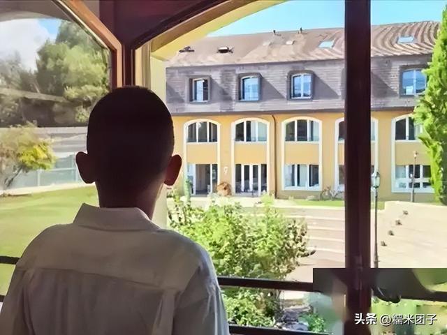 回顾20年前的紧身裤造型，《东北一家人》中的牛小玲真是臀围达人