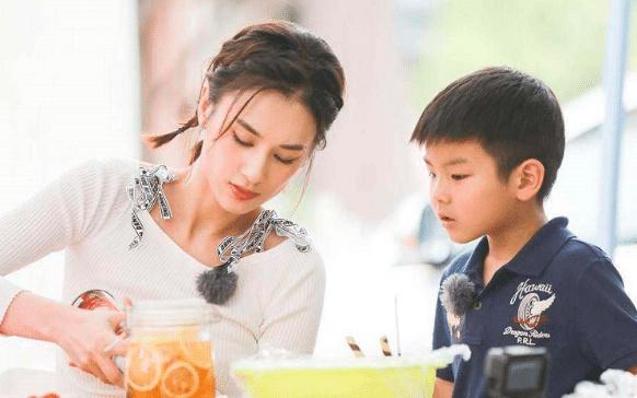 黄圣依晒小儿子安麟，眉眼似她翻版，小腹隆起被疑怀三胎？