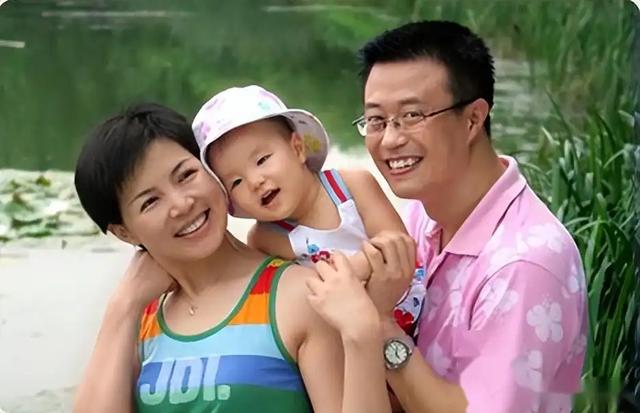 白燕升,结婚九个月妻子瘫痪不抛弃,45岁离开央视,50岁儿女双全