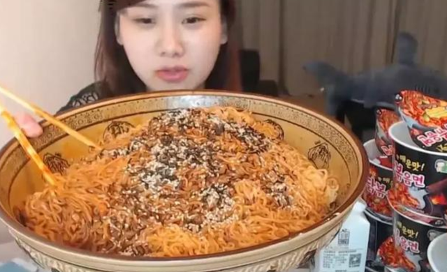 密子君：吃播界鼻祖，大胃王被央视批评浪费后，为何她却人气依旧