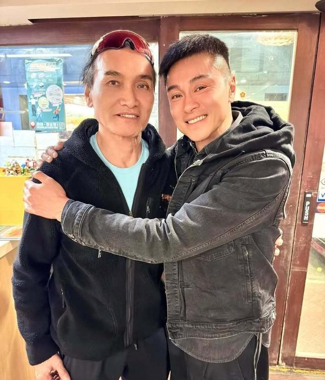 两家人开心相聚！黄浩然尊师重道与冼灏英相识过26年依旧感情好