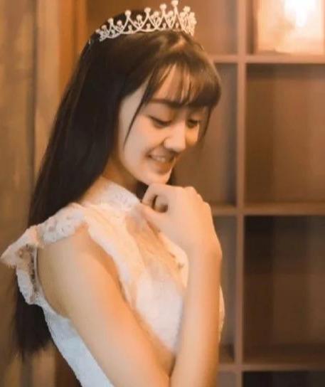 她是曾被禁止整容的小李慧珍，15岁变成这样，穿上婚纱美爆全网