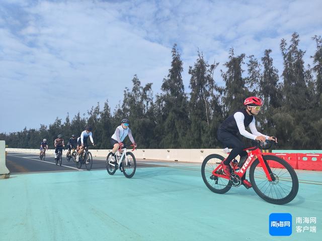 国内外多名骑行爱好者“骑聚”昌江棋子湾 打卡海南环岛旅游公路