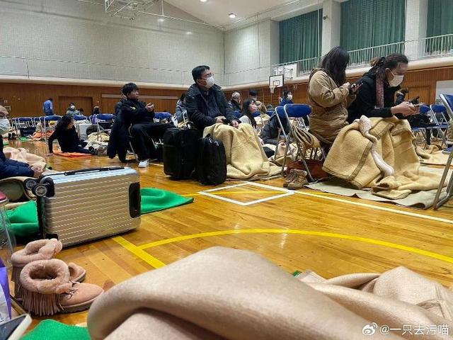 日本强震第一夜，中国旅客：电车突然剧烈摇晃很吓人，在体育馆打地铺余震不断