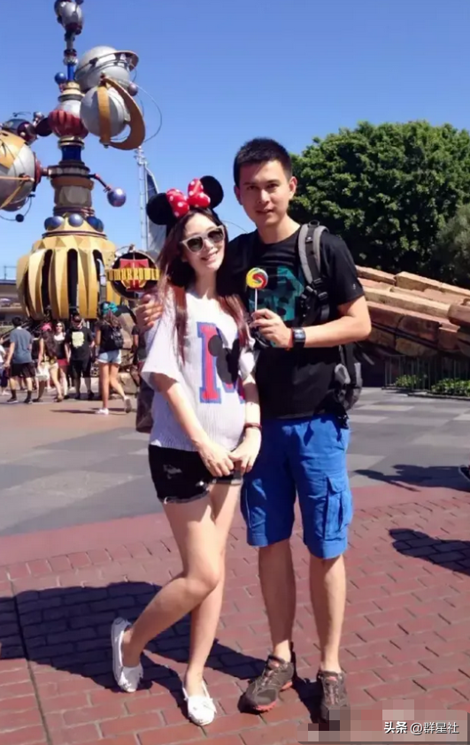 湖南主播魏哲浩:妻子是大美女,相恋11年领证,结婚13年育有两女