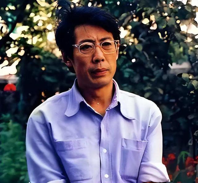 焦晃现状曝光，行动不便靠助行器行走，与小30岁妻子住无电梯顶层