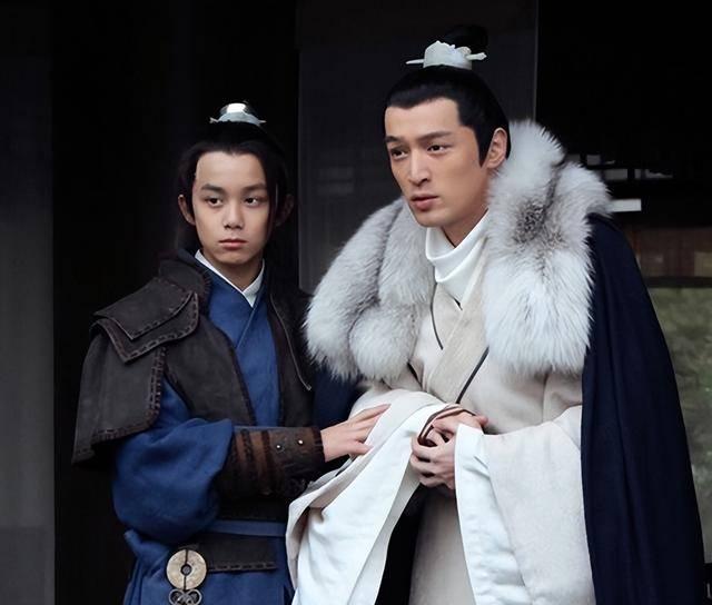 26岁吴磊皮肤黝黑 络腮胡 大秀胸肌和八块腹肌 小孩哥变大叔像胡歌