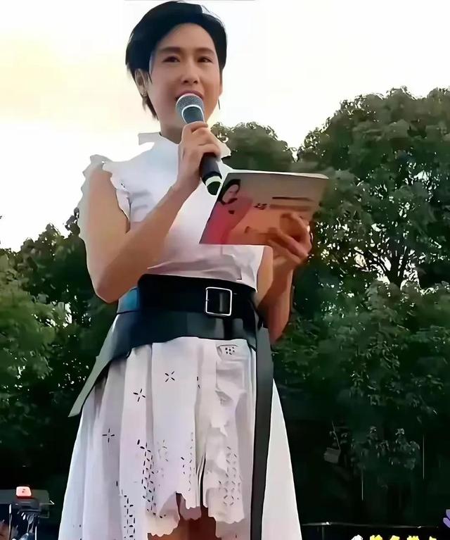 朱茵街头商演被骂！网友：她缺钱吗？年纪这么大了还接乡村小商演