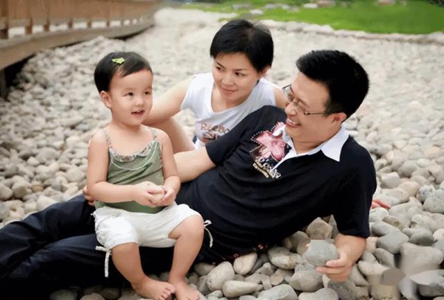 白燕升,结婚九个月妻子瘫痪不抛弃,45岁离开央视,50岁儿女双全