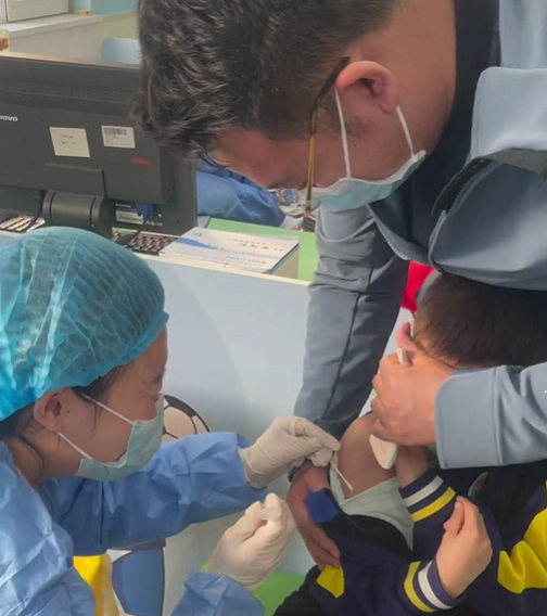 青岛一男孩打疫苗…全程崩溃式求情！针头扎下去的一刻：我要去世了，再见了妈妈