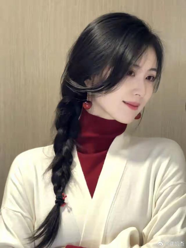 村里有个姑娘叫小芳，辫子粗又长！