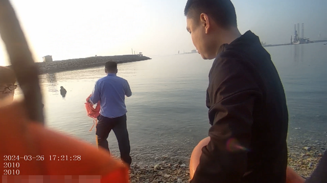 危机时刻！龙口公安成功救助坠海老人 危机时刻！龙口公安成功救助坠海老人