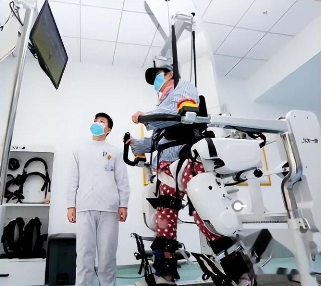 白燕升,结婚九个月妻子瘫痪不抛弃,45岁离开央视,50岁儿女双全