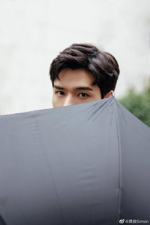 龚俊雨中撑伞氛围感大片 帅气十足