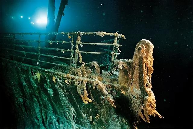 回顾泰坦尼克号沉没海底100多年，为何不打捞？专家：碰都不能碰