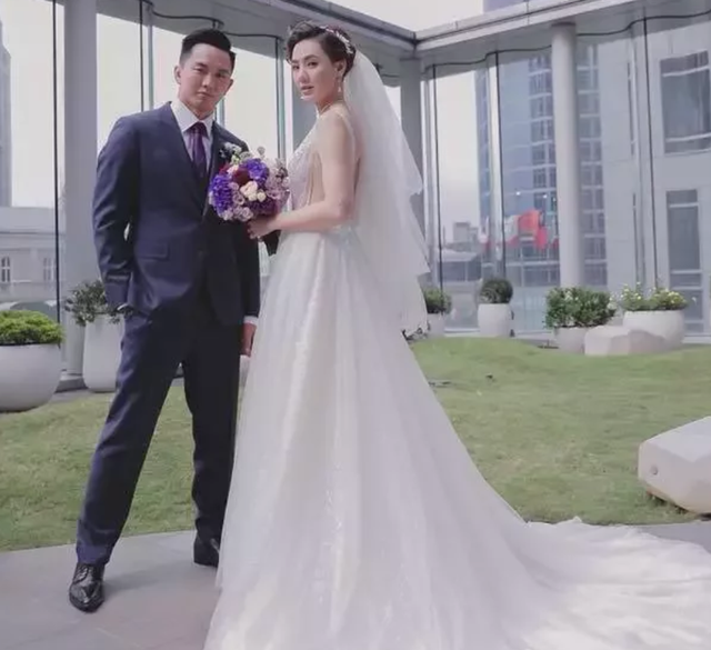 37岁名模宣布离婚！曾称老公常约异性吃饭，亲密拥抱不懂掌握分寸