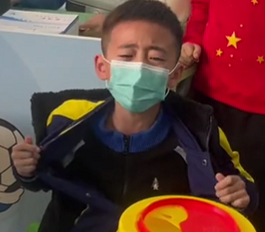 青岛一男孩打疫苗…全程崩溃式求情！针头扎下去的一刻：我要去世了，再见了妈妈