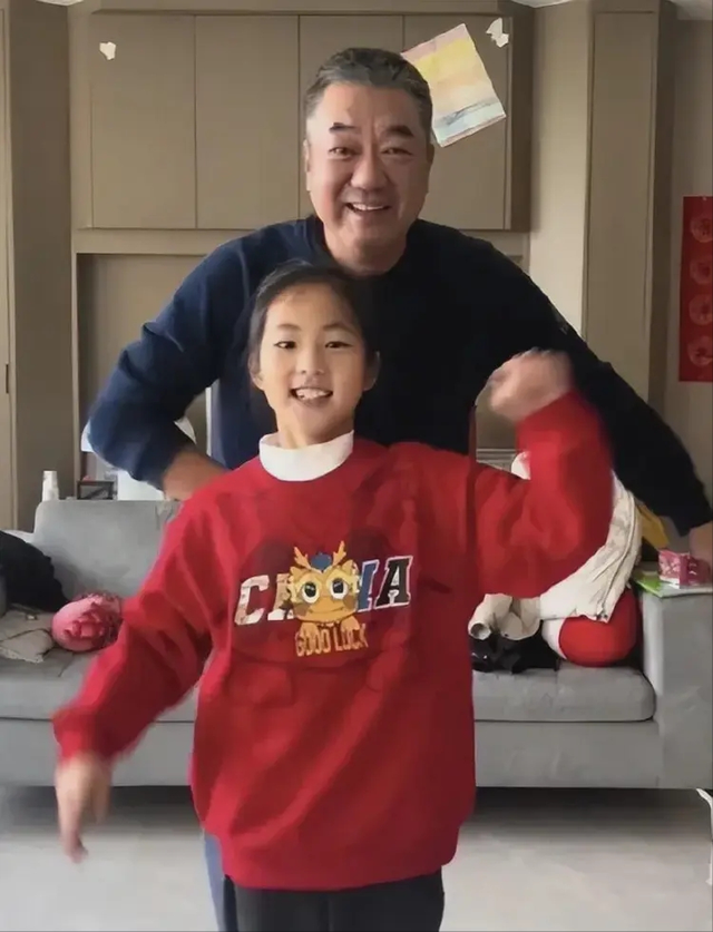 55岁董勇巴黎被偶遇，满头白发长胡子又老又胖，妻女玩手机太入迷