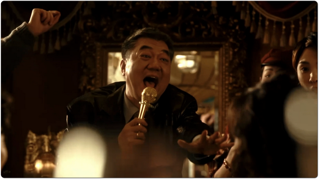 55岁董勇巴黎被偶遇，满头白发长胡子又老又胖，妻女玩手机太入迷