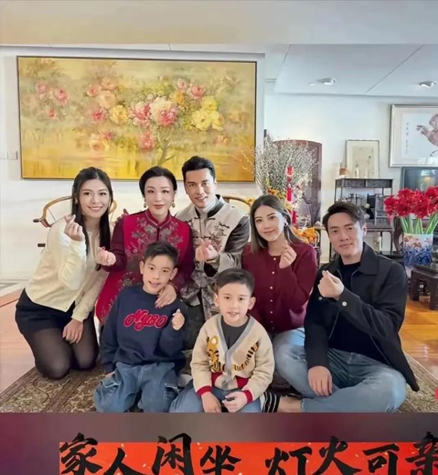 69岁吕良伟过年晒一家人豪宅照，儿子肥硕老婆美，家里摆满年宵花