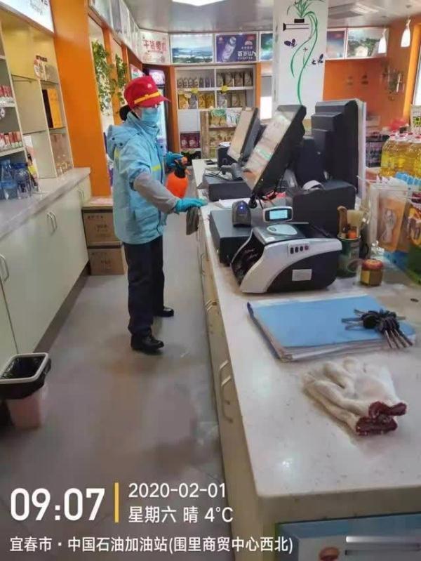 2人坚守7天7夜 疫情期间一座加油站的温度