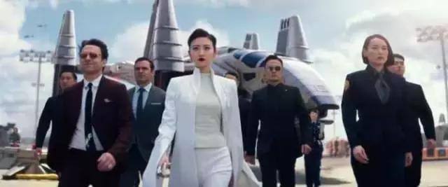 「环太平洋：雷霆再起」机甲回归，景甜霸气亮相