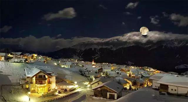 看见月亮想起初恋，一轮清辉寄托几多爱与缠绵