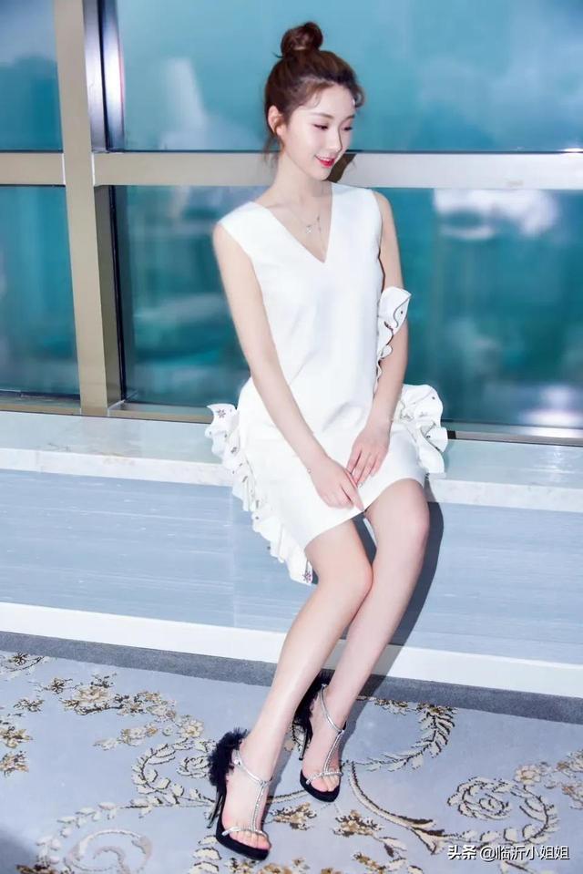 王子璇，高冷的清纯美少女，唯美颜值散发柔情之美，太迷人