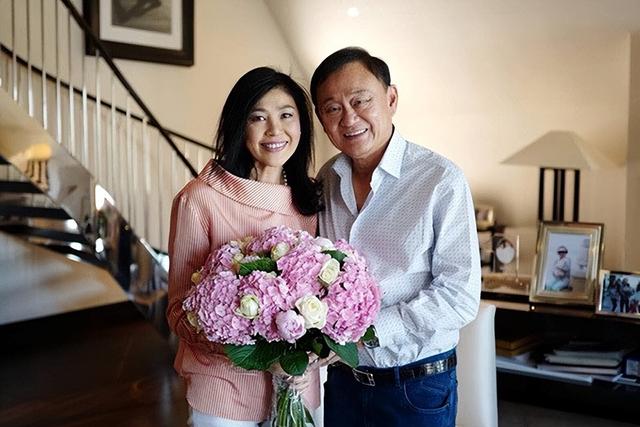 55岁英拉很幸福：全家在迪拜庆祝泼水节，18岁儿子和舅舅一个模子